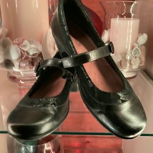 Naot Shoe heel. 1 1/2 inch heel. Very good condition Mary Jane